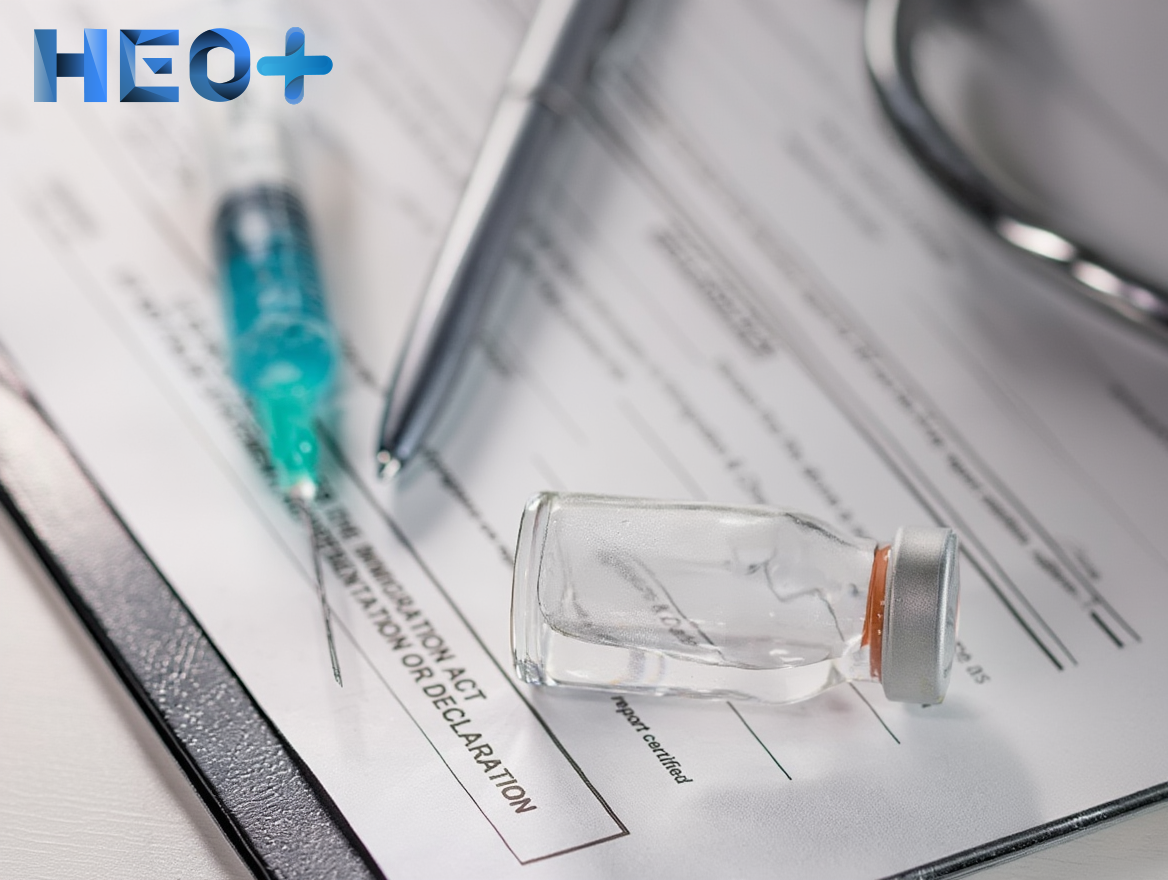 Шприц и ампула на листах бумаги